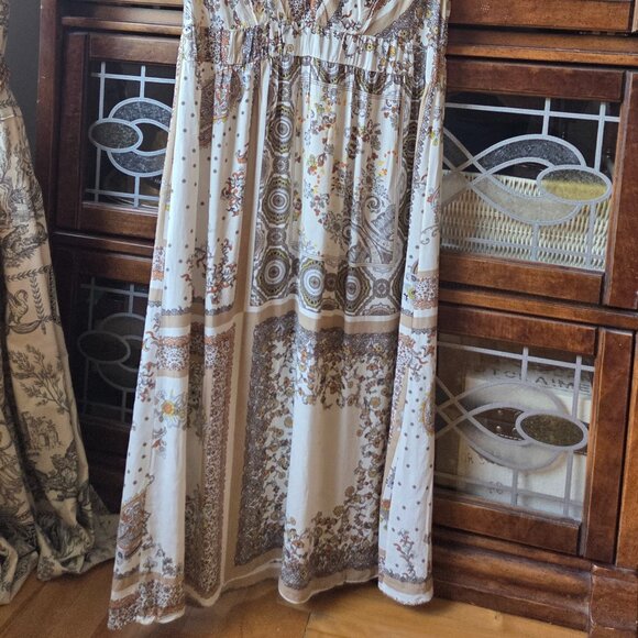 100% Silk Beautiful Dress - Picture 2 of 6